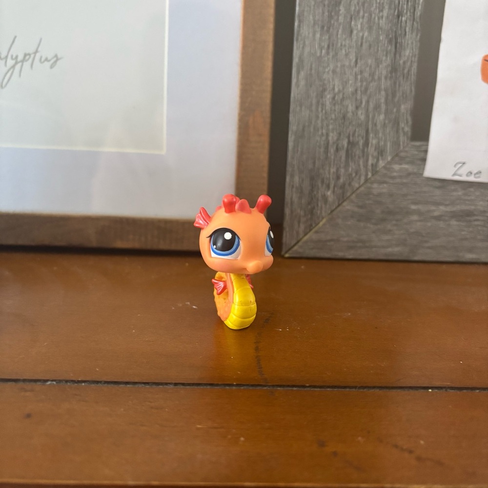 hasbro littlest pet shop orange seahorse #315